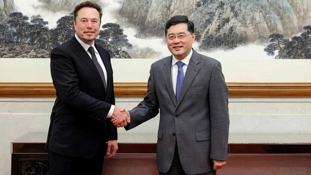 Musk beim Treff mit Außenminister Qin Gang (Bild: AFP)