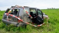 Das gestohlene Fluchtauto überschlug sich bei Roseldorf, nach kurzer Flucht zu Fuß wurde der Verdächtige geschnappt. (Bild: Molnar Attila)