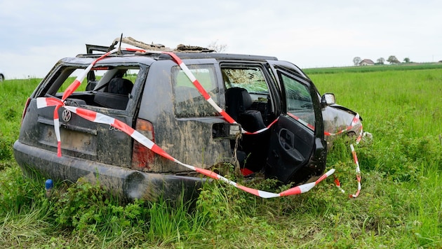 Das gestohlene Fluchtauto überschlug sich bei Roseldorf, nach kurzer Flucht zu Fuß wurde der Verdächtige geschnappt. (Bild: Molnar Attila)