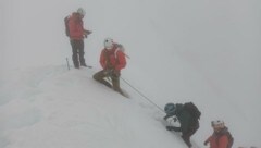 Die Deutschen mussten regelrecht im Schnee auf den Gipfel der Zugspitze gezogen werden. (Bild: Bergrettung Ehrwald)