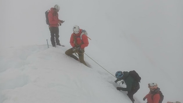 Die Deutschen mussten regelrecht im Schnee auf den Gipfel der Zugspitze gezogen werden. (Bild: Bergrettung Ehrwald)