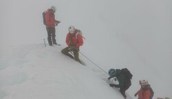 Die Deutschen mussten regelrecht im Schnee auf den Gipfel der Zugspitze gezogen werden. (Bild: Bergrettung Ehrwald)