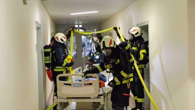 Ein verwirrter Patient legt in einem Vierbettzimmer Feuer - dieses Szenario übte die Feuerwehr im Klinikum Freistadt. (Bild: OÖG)
