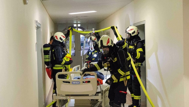 Ein verwirrter Patient legt in einem Vierbettzimmer Feuer - dieses Szenario übte die Feuerwehr im Klinikum Freistadt. (Bild: OÖG)