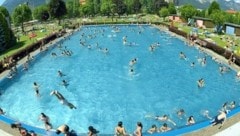 Im Tivoli-Freibad trieb der Bub reglos im Becken (Bild: KRONEN ZEITUNG)