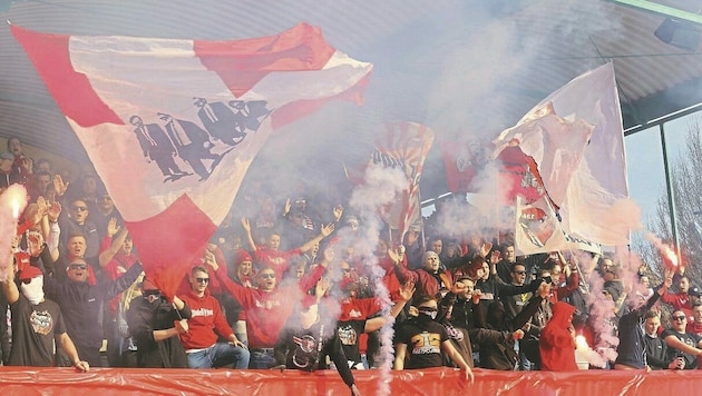 Die GAK-Fans stürmen Sonntag Dornbirn. (Bild: Christian Jauschowetz)