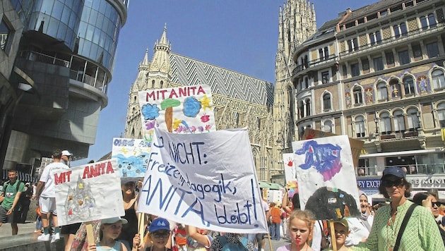 Auch Kinder kamen mit Plakaten und Trillerpfeifen zur Versammlung am Stephansplatz, um für ihre Freizeitbetreuer zu kämpfen. (Bild: Schiel Andreas)