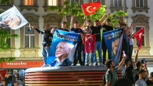 El resultado de las elecciones turcas se celebró frenéticamente en Reumannplatz.  (Imagen: www.picturedesk.com, CORONA CREATIVA)