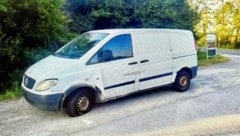 Dieser weiße Kastenwagen ist mit 19 Migranten im Laderaum in Halbturn über die Grenze gerast und donnerte später gegen ein Polizeiauto. (Bild: Schulter Christian)