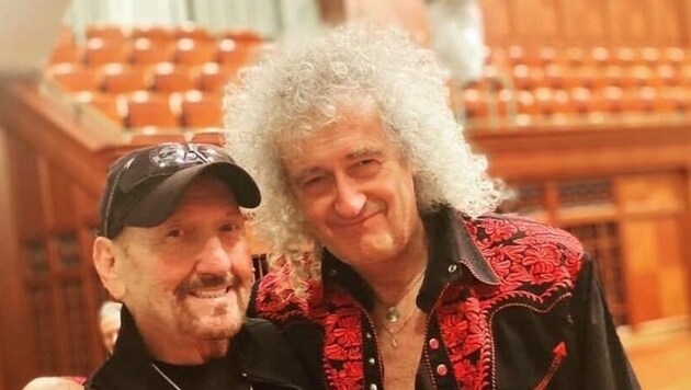 Elvis-Legende James Burton mit Queen-Gitarrist Brian May. (Bild: Louise Burton)