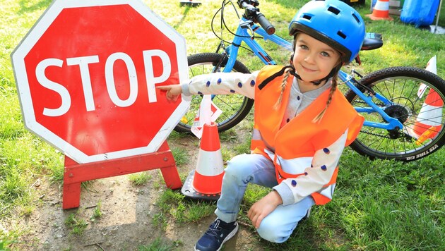 Rot, achteckig und nicht zu übersehen: Das Stopp-Schild, auf das die Kinder im Parcours sofort reagieren müssen. (Bild: Rojsek-Wiedergut Uta)