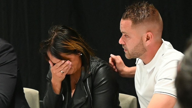 Die Eltern des toten Mädchens brachen am Donnerstag während einer Pressekonferenz in Tränen aus. (Bild: AFP)