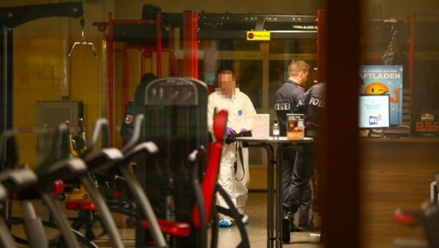 Die Spurensicherer kurz nach dem Mordversuch Ende 2022 im Fitnessstudio. (Bild: Matthias Lauber)