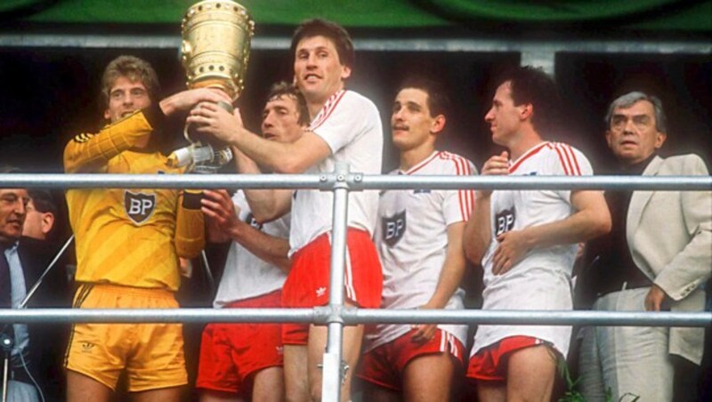 Ernst Happel (ganz re.) gewann 1987 mit dem Hamburger SV den DFB-Pokal. (Bild: GEPA pictures)