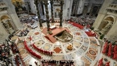 Zu der Protestaktion kam es am Hauptaltar des Petersdoms (hier während der Pfingstmesse). (Bild: APA/AFP/VATICAN MEDIA/Handout)