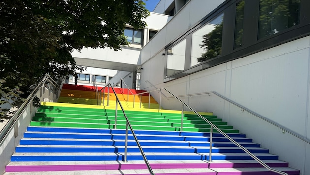 Die bunte Treppe an der Universität Klagenfurt. (Bild: Katja Bieche)