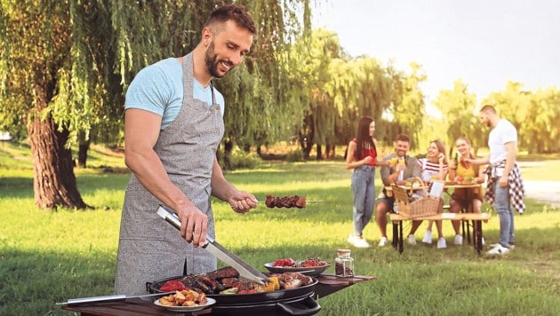 Fleisch bis zum Grillen kühlen und dann gut durchgaren. (Bild: stock.adobe.com)