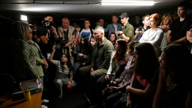 Klitschko mit anderen Kiewer Einwohnern in einem Bunker während der Angriffe am Donnerstag (Bild: APA/AFP/Sergei CHUZAVKOV)