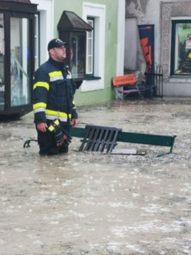 Das Wasser stand diesem Feuerwehrmann bis zur Hüfte. (Bild: FF Bad Aussee)