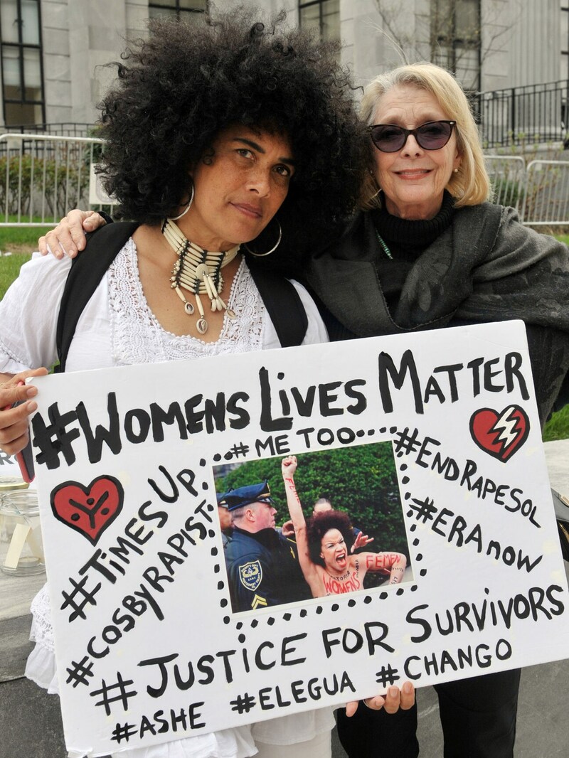 Die Cosby-Anklägerinnen Lilly Bernard und Victoria Valentino (rechts) vor dem Gerichtsgebäude bei dem Gerichtsprozess 2018. (Bild: www.viennareport.at)