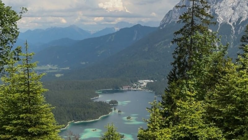 Wundervoll liegt der Eibsee unterhalb des Aussichtspunkts. (Bild: Jeff Handels)