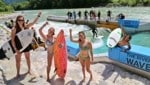 In Ebensee können Wassersportbegeisterte bereits seit 2020 auf der perfekten Welle reiten. (Bild: Hörmandinger Reinhard)