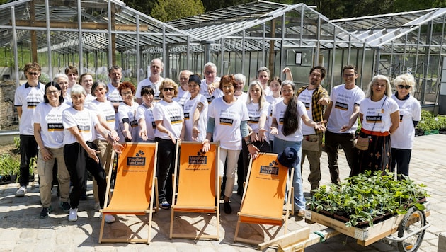 Fast das gesamte Team besteht aus Freiwilligen, viele helfen - wie hier am Bild zu sehen - bei der VinziRast am Land. (Bild: www.martinsteiger.at)