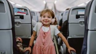 Abenteuer fliegen – und das ohne Mama, Papa, Familie: Was man beachten muss, weiß unser Experte. (Bild: stock.adobe.com - Halfpoint)