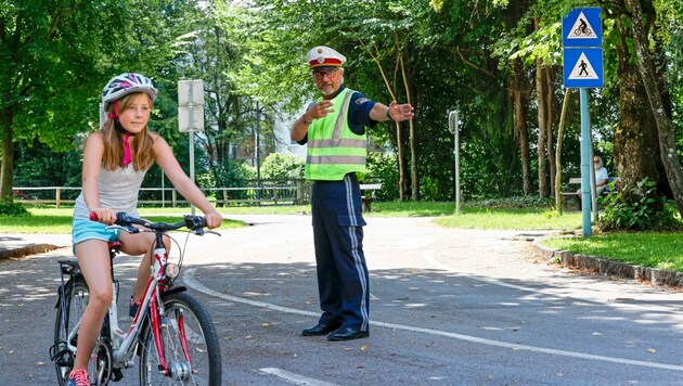 Dieses junge Mädchen macht es bei der freiwilligen Radfahrprüfung vor: Sie weiß, wie man mit dem Fahrrad sicher im Straßenverkehr unterwegs ist. (Bild: Markus Tschepp)