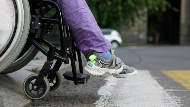 Ein Mann wollte seine Frau im Rollstuhl über die Straße schieben - dabei wurde das Ehepaar von einem Alkolenker gerammt. (Bild: Adobe Stock)