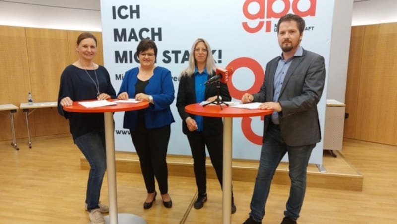 Dunja Abuja (Betriebsratsvorsitzende Kindernest), Maria Hinterlaßnig (Betriebsrätin Hilfswerk), Petra Markut (Betriebsratsvorsitzende BÜM) und Ralph Sternjak (Gewerkschaft GPA Kärnten). (Bild: ÖGB)