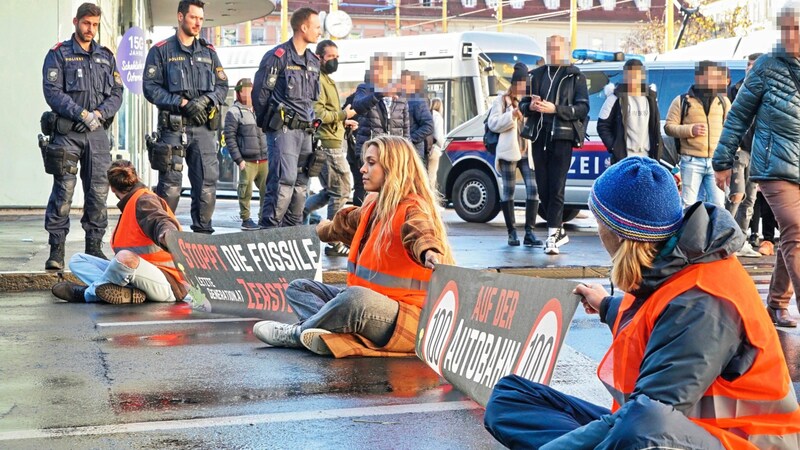 Eine Blockade der Letzten Generation in Graz (Bild: Sepp Pail, Krone KREATIV)