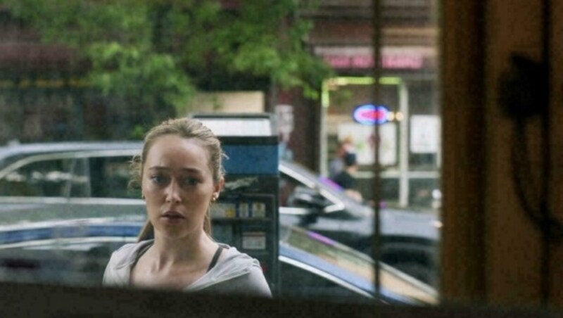 Alycia Debnam-Carey spielt Emily, die 20 Jahre nach dem Mord Nachforschungen anstellt, die gefährlich werden. (Bild: Disney+)