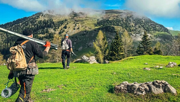 Jeder Quadratmeter der Almen gehört im Frühjahr kontrolliert. (Bild: Wallner Hannes)