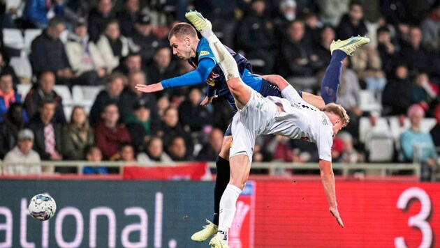 Mit Kampf gegen den drohenden Sturzflug: Admiras Jakob Tranziska (rechts). (Bild: GEPA pictures)