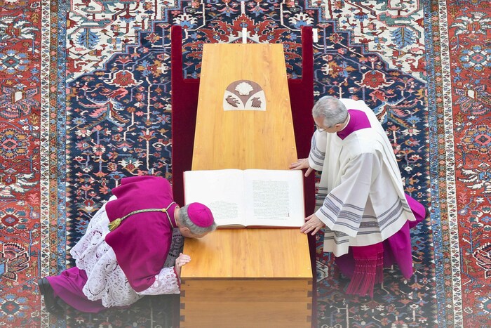 Gänswein küsst den Sarg von Papst Benedikt. 