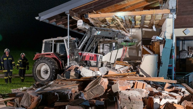 Der „Geistertraktor“ krachte in der Nacht auf Freitag ins Clubheim in Pfaffing und durchbrach den Duschraum der Männer. (Bild: Kerschbaummayr Werner)