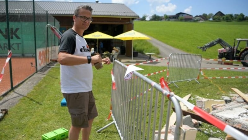 Helfer packten am Freitag an - im Hintergrund der Traktor. (Bild: Fellner Klemens)