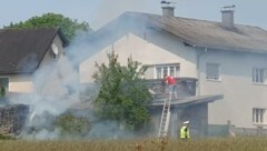 Ein Landwirt sah den Feuerausbruch und eilte rasch zu Hilfe. Er bekämpfte das Feuer mit dem Gartenschlauch (siehe Foto). (Bild: FF Eisgarn)