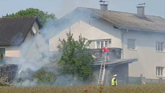 Ein Landwirt sah den Feuerausbruch und eilte rasch zu Hilfe. Er bekämpfte das Feuer mit dem Gartenschlauch (siehe Foto). (Bild: FF Eisgarn)