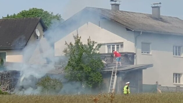 Ein Landwirt sah den Feuerausbruch und eilte rasch zu Hilfe. Er bekämpfte das Feuer mit dem Gartenschlauch (siehe Foto). (Bild: FF Eisgarn)