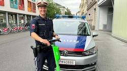 In Linz konnte ein Polizist dank der Wendigkeit des E-Scooters einen Verdächtigen erwischen. (Bild: LPD OÖ)