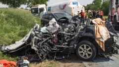 In Kallham konnte ein junger Autofahrer nur noch tot aus dem Wrack seines Pkw geborgen werden (Bild: laumat.at/Matthias Lauber)