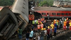 Es werden weitere Tote und Verletzte in den Wracks befürchtet. (Bild: APA/AFP/DIBYANGSHU SARKAR)