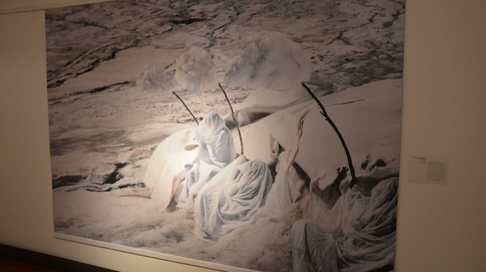 In der Ausstellung findet auch zeitgenössische Kunst Platz: „Wolkenmenschen“ von Nicole Weniger als Persiflage auf Gletscherabdeckungen.