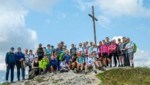 Nach den 121 Kilometern von Metnitz glücklich auf dem Monte Lussari: Die Metnitzer Pilger (Bild: Wolfgang Schuh)