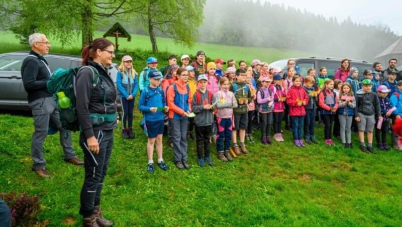 50 Kinder der Volksschule Metnitz gestalteten mit ihren Lehrerinnen Stationen und die Messe in Altenmarkt. (Bild: Wolfgang Schuh)