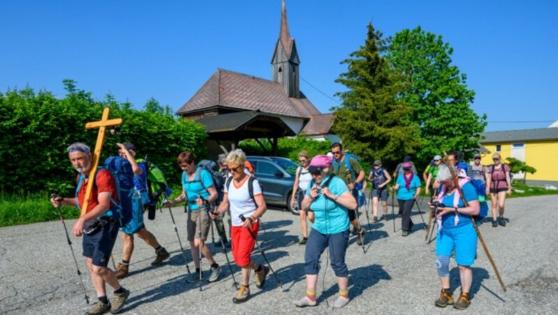 Lisi Wuitz (84, im hellblauen Trikot) marschierte eine Etappe nur in Socken: Ihre Füße hatten Blasen. Hannelore Zeinitzer (82, in roter Hose) begab sich ebenfalls auf Pilgerreise. (Bild: Wolfgang Schuh)