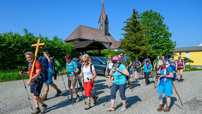 Lisi Wuitz (84, im hellblauen Trikot) marschierte eine Etappe nur in Socken: Ihre Füße hatten Blasen. Hannelore Zeinitzer (82, in roter Hose) begab sich ebenfalls auf Pilgerreise.
