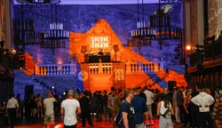 Anstatt in die Clubs der Stadt zog es die Jugend am Freitagabend in den Karl-Böhm-Saal. (Bild: Tschepp Markus)
